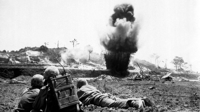 Nejkrvavější bitva v Tichomoří obrazem: Američané dobývali Okinawu 82 dní