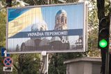 Na tomto billboardu je spojení, které lze v zemi asi nejčastěji slyšet: "Ukrajina peremože" neboli "Ukrajina zvítězí".