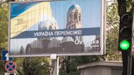 Na tomto billboardu je spojení, které lze v zemi asi nejčastěji slyšet: "Ukrajina peremože" neboli "Ukrajina zvítězí".