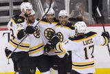 Hráči Bostonu Bruins se radují ze třetí branky do sítě Pittsburghu. V centru oslav střelec gólu David Krejčí.
