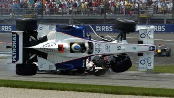 Nick Heidfeld se se svým vozem BMW-Sauber krátce po startu GP USA ocitl ve vzduchu.