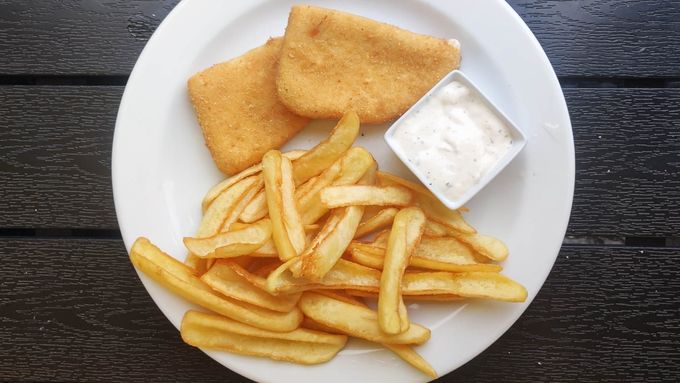 Takhle vypadá například smažák, který vám naservírují na náměstí v Nové Bystřici v restauraci U Toma. Strávník byl spokojen, pouze tatarku by to sneslo dvojitou.