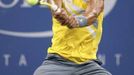 Rafael Nadal vrací bekhendem míč Davidovi Ferrerovi ve čtvrtfinále US Open.