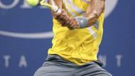 Rafael Nadal vrací bekhendem míč Davidovi Ferrerovi ve čtvrtfinále US Open.