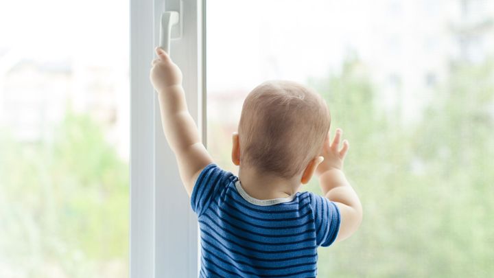 Na Vyškovsku vypadlo batole z pětimetrové výšky z okna, opřelo se o síť proti hmyzu; Zdroj foto: Shutterstock