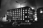 Požár ve Veletržním paláci v Holešovicích, ke kterému došlo 14. 8. 1974. Archivní snímek z historie Hasičského záchranného sboru v Praze.