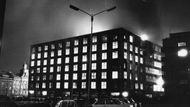 Požár ve Veletržním paláci v Holešovicích, ke kterému došlo 14. 8. 1974. Archivní snímek z historie Hasičského záchranného sboru v Praze.