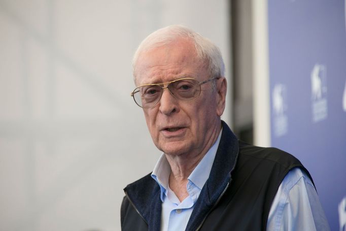 Michael Caine na čtyři roky staré fotografii z benátského festivalu.