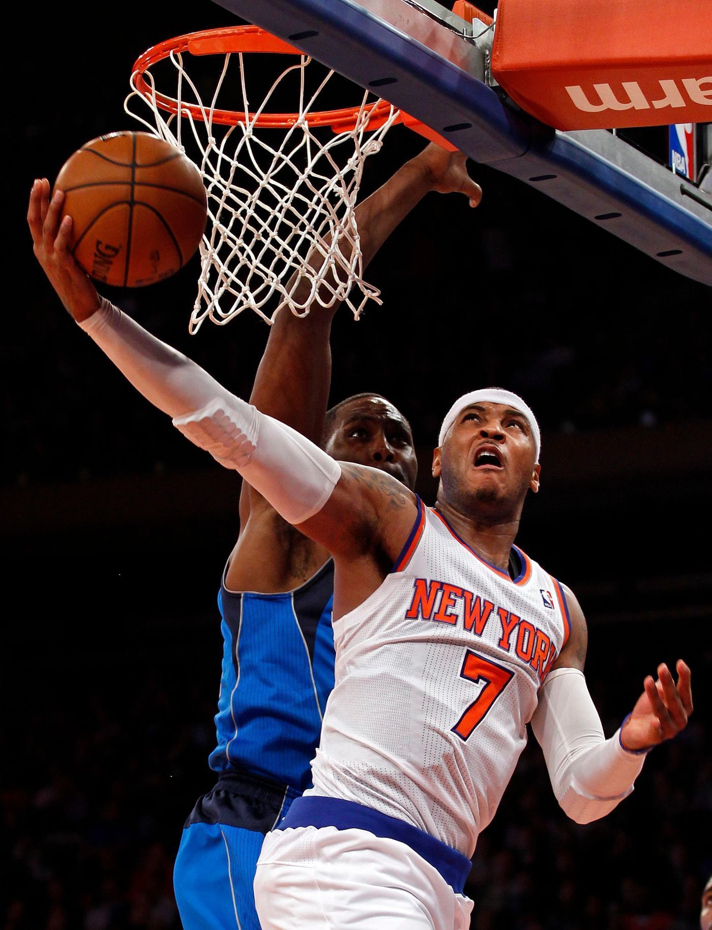 Carmelo Anthony z New Yorku Knicks skóruje v utkání proti Dallasu Mavericks