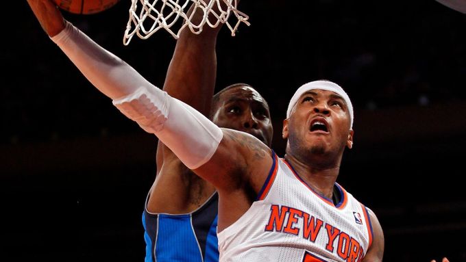 Carmelo Anthony skóruje proti Dallasu, New York Knicks jsou v novém ročníku NBA stále neporaženi