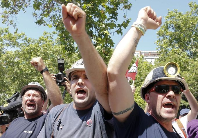 Coal miners shout during a protest against government spending cuts in the mining sector in Madrid May 31, 2012. REUTERS/Sergio Perez (SPAIN - Tags: CIVIL UNREST POLITICS BUSINESS) Published: Kvě. 31, 2012, 2:12 odp.