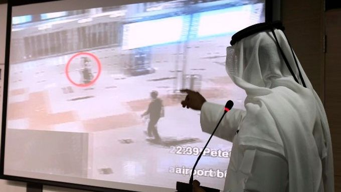 Dubajský policejní šéf označuje na záběrech hotelových kamer jednoho z podezřelých.