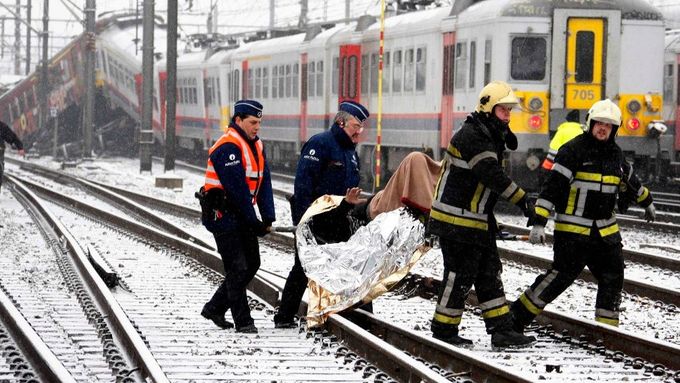 Obrazem: Čelní srážka vlaků si vyžádala 20 mrtvých a desítky zraněných