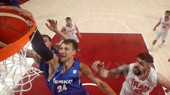 Olympijskou premiéru českého basketbalu okořenilo drama v závěru