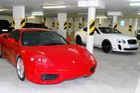 V typické rudé barvě se Ferrari 360 Modena v garáži mezi ostatními sporťáky vyjímá