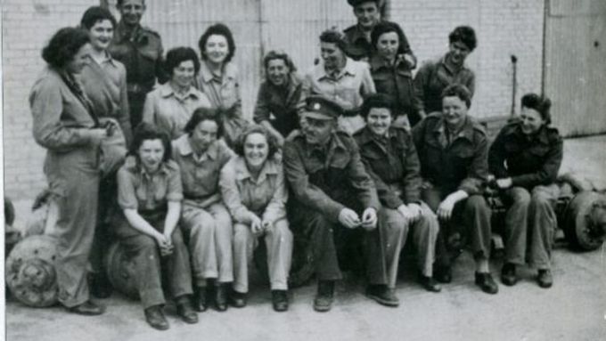 Skupina československých opravářek před dílnou, tábor Tel-el-Kebir