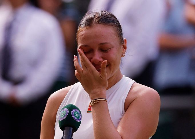 Amanda Anisimovová smutní po finále Wimbledonu 2025.