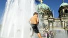 A boy cools off in a fountain in front of the Berlin Cathedral on a hot sunny summer day in Berlin, August 19, 2012. REUTERS/Thomas Peter (GERMANY - Tags: ENVIRONMENT) Published: Srp. 19, 2012, 3:18 odp.