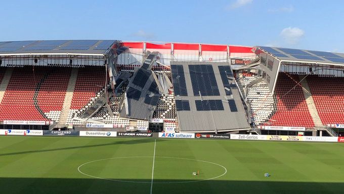 Zřícená střecha na stadionu Alkmaaru