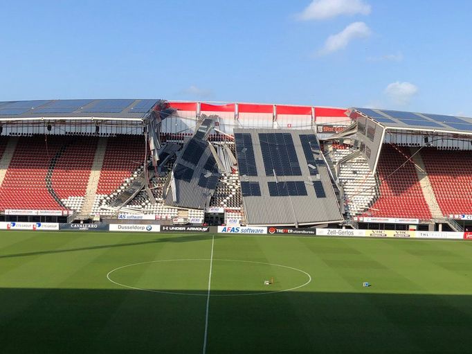 Zřícená střecha na stadionu Alkmaaru