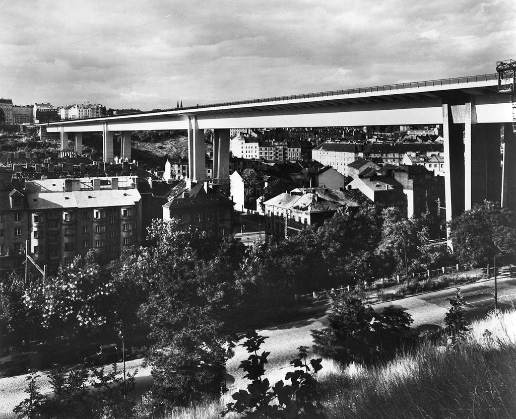 Obrazem: Unikátní fotografie z historie stavby Nuselského mostu / rok 1973
