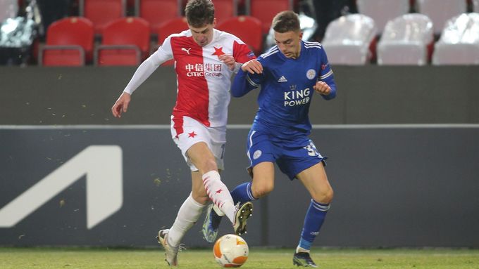 Jan Kuchta a Luke Thomas v prvním zápase 2. kola EL Slavia - Leicester
