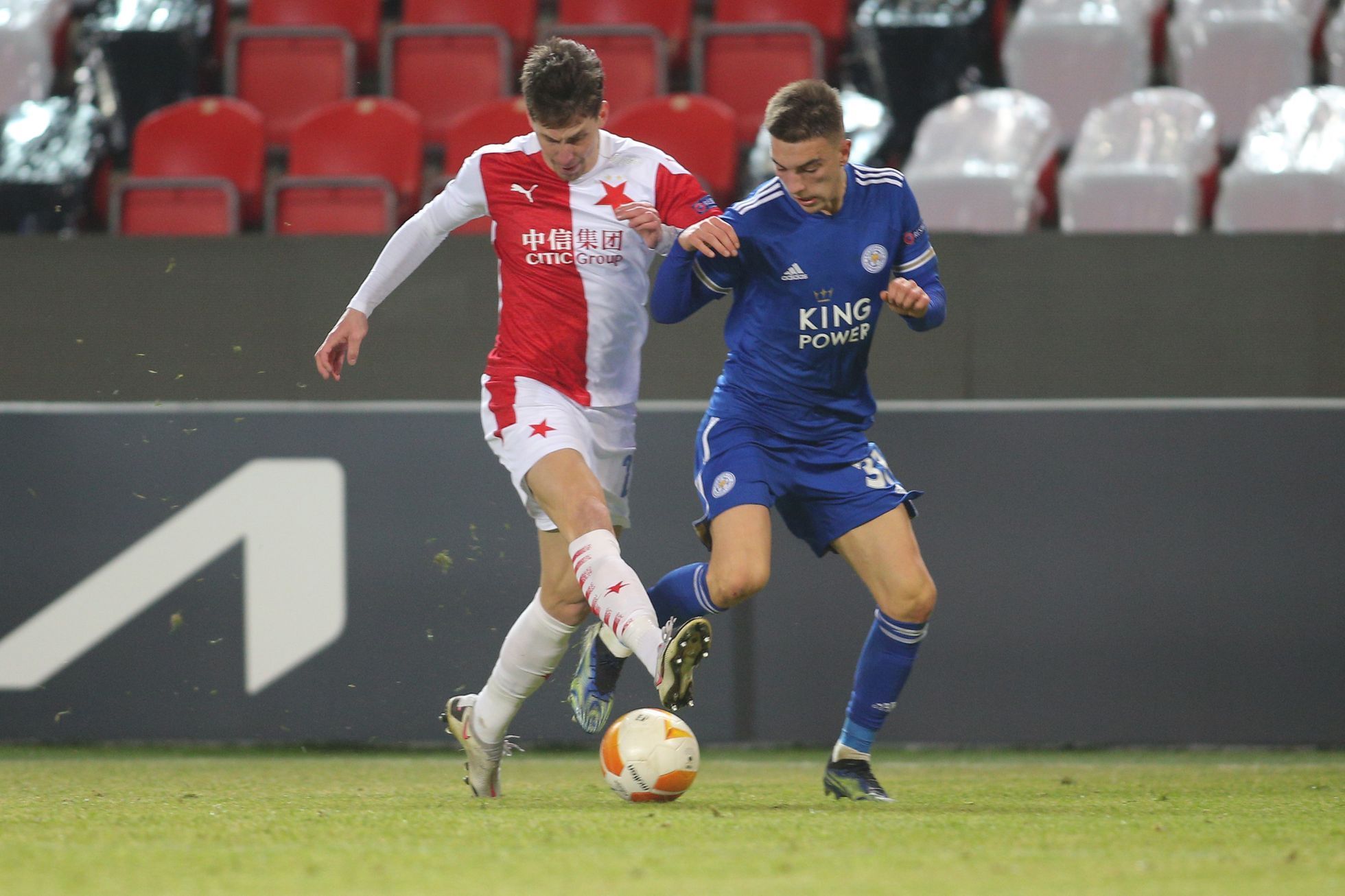 Jan Kuchta a Luke Thomas v prvním zápase 2. kola EL Slavia - Leicester