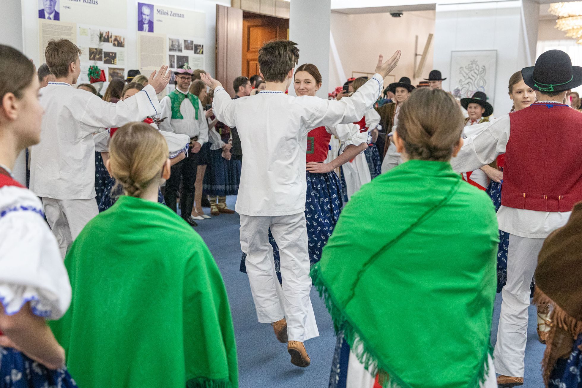 Výstava krojů v poslanecké sněmovně, na kterou dorazili někteří poslanci a poslankyně v krojích