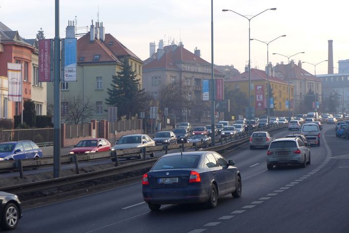 Kolona v ulici v Holešovičkách