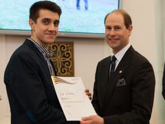 Princ Edward při předávání certifikátu českému účastníkovi programu.