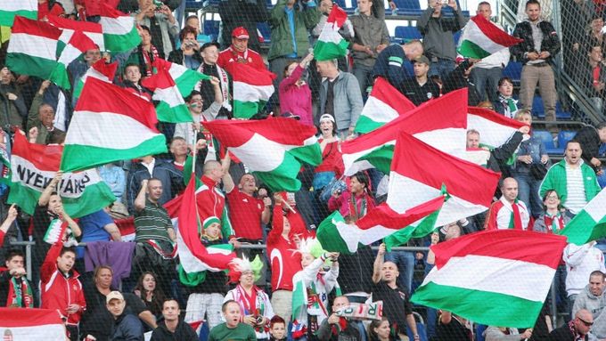 Maďarští fanoušci při utkání v Praze.
