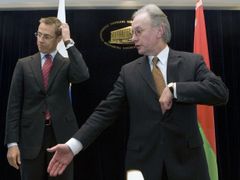 Běloruský ministr zahraničí Sergej Martynov (vpravo) při setkání se svým finským protějškem Alexanderem Stubbem.