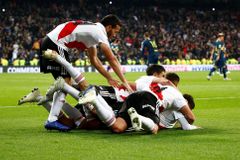 Třaskavé argentinské finále o Pohár osvoboditelů vyhrálo v Madridu River Plate