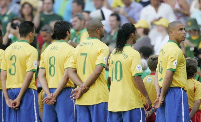 Brazilci pokojně poslouchají svoji pokojnou hymnu.