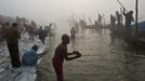 Hindu devotees take a holy dip in the waters of river Ganges amid fog ahead of the "Kumbh Mela" (Pitcher Festival) in the northern Indian city of Allahabad January 13, 2013. During the festival, Hindus take part in a religious gathering on the banks of the river Ganges. "Kumbh Mela" will return to Allahabad in 12 years. REUTERS/Ahmad Masood (INDIA - Tags: ENVIRONMENT SOCIETY RELIGION) Published: Led. 13, 2013, 7:11 dop.