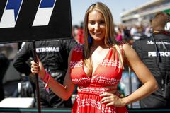 Grid Girls ještě nekončí. Rusko a Monako chtějí v závodech formulí vrátit na start dívky