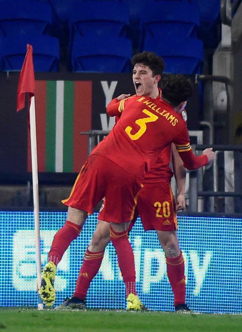 Daniel James slaví gól v utkání kvalifikace MS 2022 Wales - Česko