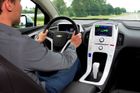 Klasické "budíky" chybějí, rychlost a další údaje vidí řidič pouze digitálně