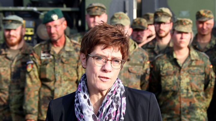Čínská propaganda bohužel funguje, prohlásila v Praze německá ministryně obrany