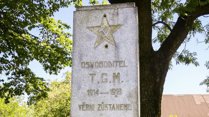 Pomník TGM s hvězdou, srpem a kladivem v Bučávce na Osoblažsku