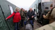 Skupina zajatců byla do dějiště výměny dopravena autobusem, následně byla odvedena do připraveného stanu.