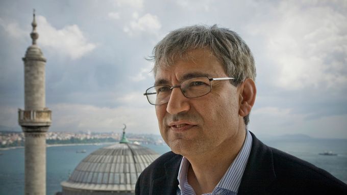 Orhan Pamuk s Istanbulem za zády.