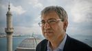 Orhan Pamuk s Istanbulem za zády.