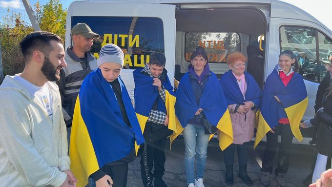 Ukrajinci, které organizace Save Ukraine dostala z Chersonské oblasti do Kyjeva, snímek z ukrajinské metropole.