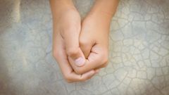 Katolická církev sexuální zneužívání ilustrace ruce