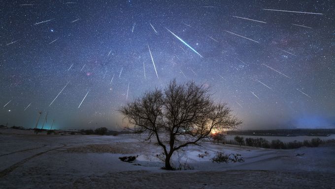 Meteorický roj Geminidy patří k vrcholům letošního roku, spadnout by mohlo až 150 meteorů za hodinu. Pozorování by navíc měl přát i Měsíc.