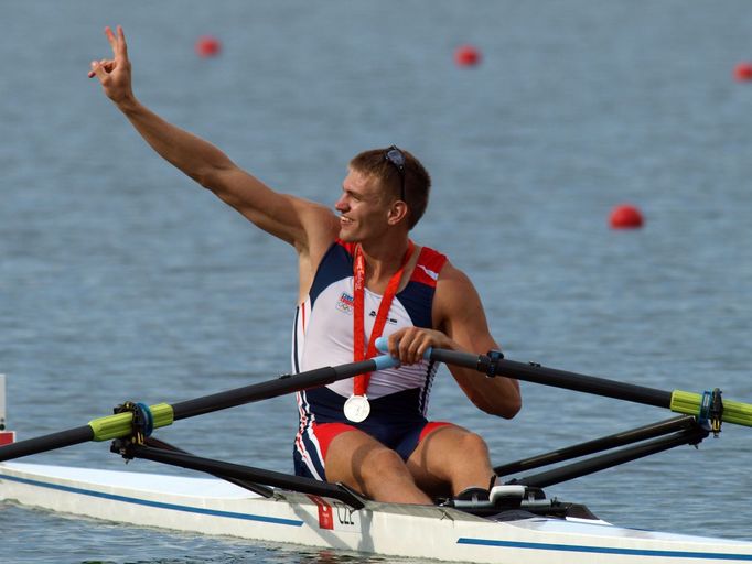 Český veslař Ondřej Synek slaví stříbro ve skifu na LOH 2008 v Pekingu.