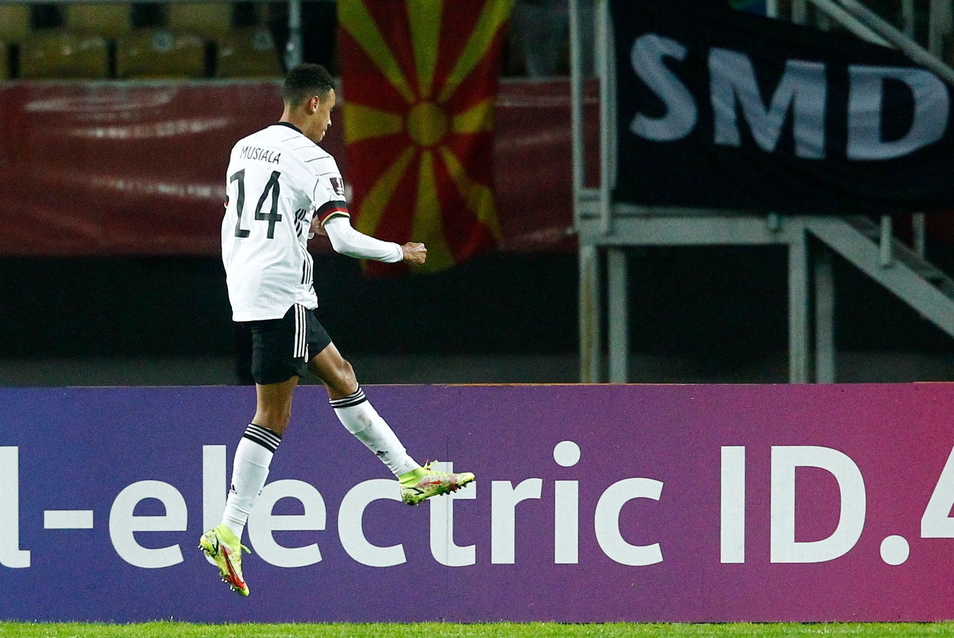 Německý fotbalista Jamal Musiala slaví gól v utkání se Severní Makedonií