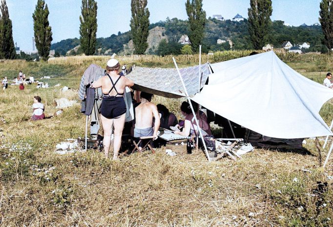 Kolorovaný dobový snímek zachycující rekreaci u vody v Československu.