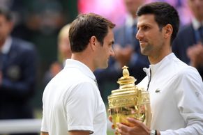 Djokovič na zemi a zklamaný Federer. Bitvu titánů sledoval Giroud i Sherlock Holmes